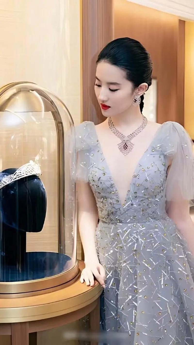活久见！刘亦菲朱一龙Vogue洛杉矶同框，这拉扯感真的绝绝子！