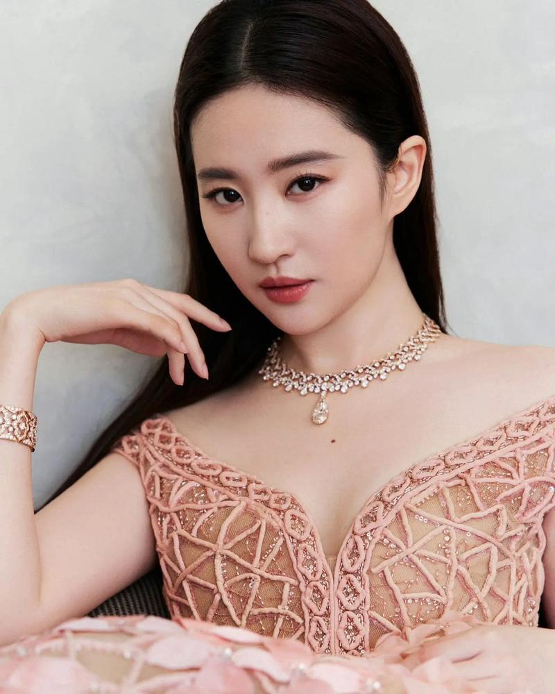活久见！刘亦菲朱一龙Vogue洛杉矶同框，这拉扯感真的绝绝子！
